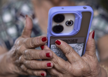 Famílias vivem dilema sobre monitorar ou não o celular de idosos