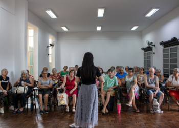 “A vida não acabou”: Universidade Aberta à Pessoa Idosa transforma a aposentadoria em recomeço