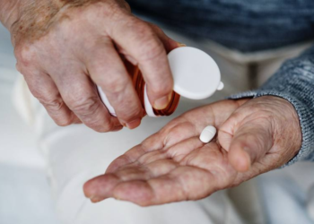 Automedicação entre idosos pode agravar problemas de saúde e gerar internações