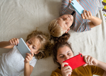 Quanto menor a idade da criança ao usar o celular, maior o risco à saúde, diz pesquisa