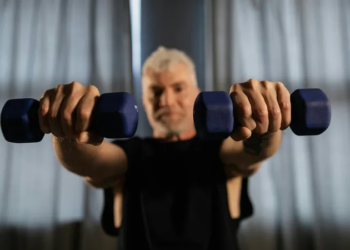 O erro silencioso que acelera a perda de força após os 60