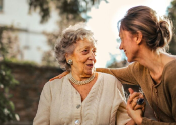 Cuidador de idosos: o que avaliar antes de contratar e os erros que podem comprometer o cuidado