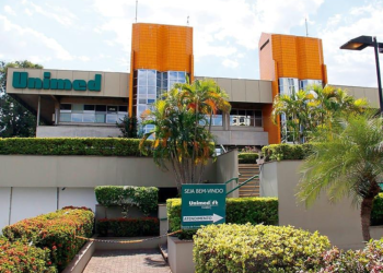 Justiça condena Unimed Cuiabá a pagar R$ 15 mil a idosa após mudança unilateral em plano de saúde