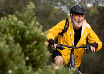 Pedalar na terceira idade? Andar de bicicleta pode aumentar longevidade e dar mais qualidade de vida a idosos, aponta estudo