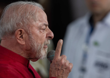 Lula cobra em reunião pressa para reagir a Flávio Bolsonaro