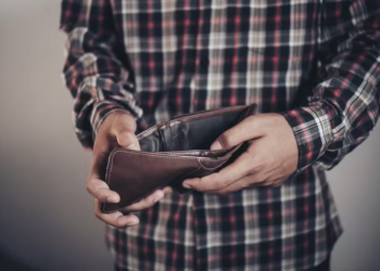 Preocupação com dinheiro envelhece o coração mais rápido que o cigarro, mostra novo estudo