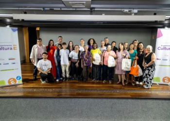 Aos 94 anos, idosa lança livro após experiência com IA e realidade virtual