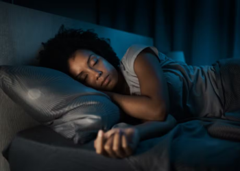 Por que o sono fica mais superficial à medida que envelhecemos, e como isso afeta a saúde