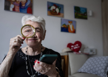 Com praticidade no dia a dia e risco de golpes, idosos vivem relação de amor e ódio com celular
