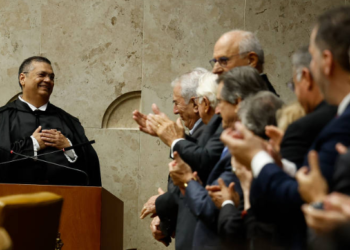 Decisão de Dino mobiliza Lulinha contra quebra de sigilo, e CPI vê afronta a Congresso