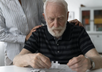 Médica dá dicas para cuidar com idosos com Alzheimer