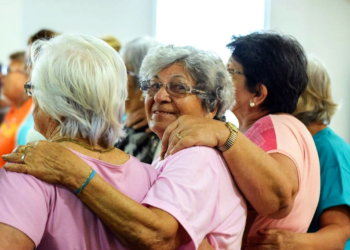Um Brasil com mais idosas e o futuro do Cuidado