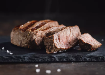 Alto consumo de carne é associado a menor risco de demência em idosos, revela novo estudo; entenda