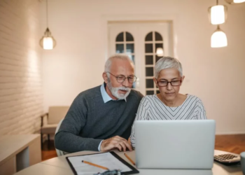 Idosos doentes têm direito à perícia médica em casa? Entenda como funciona