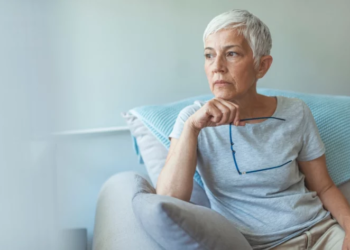 Idosos precisam solicitar desconto na conta de luz presencialmente? Entenda como funciona o pedido