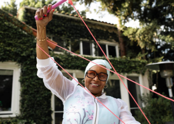 Conheça a recordista mundial de salto de corda mais velha, de 82 anos