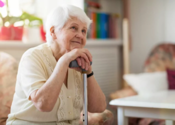 Idosos com 60 anos e com 80 anos não têm a mesma prioridade no atendimento preferencial; veja como funciona