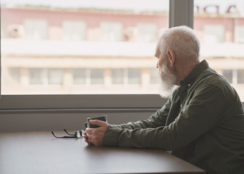 Solidão na terceira idade acende alerta: isolamento pode afetar a saúde tanto quanto doenças físicas