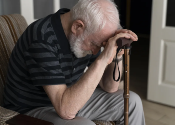 Solidão eleva risco clínico e reduz a sobrevida de idosos com câncer