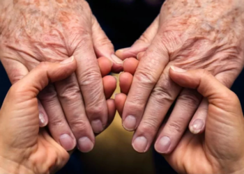 O idoso não consegue ir até à Farmácia Popular? Entenda se alguém pode comparecer no lugar