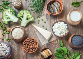 Alimentos ricos em cálcio que fortalecem os ossos e previnem fraturas em idosos