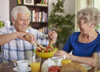 A dieta que pessoas com mais de 50 anos devem seguir para potencializar o crescimento saudável da massa muscular