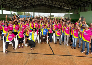 Prefeitura de Diamantino entrega novos uniformes ao Grupo de Idosos Viver Legal