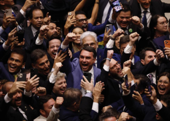Congresso derruba veto e permite reduzir pena de Bolsonaro, em nova derrota para Lula