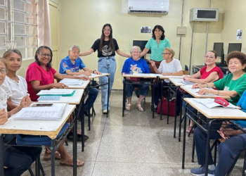 Idosos com estudos interrompidos na infância recebem nova oportunidade de aprendizagem no Vovó Ziza