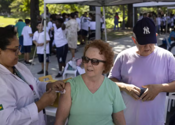 Vacina contra a gripe pode proteger contra infarto e AVC, mostra estudo; entenda como