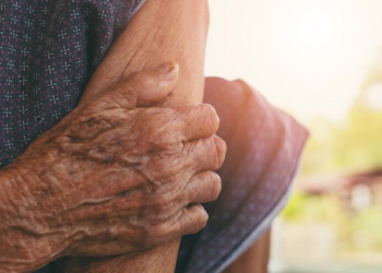 Filha surta, ameaça matar pais idosos e destrói casa em Várzea Grande