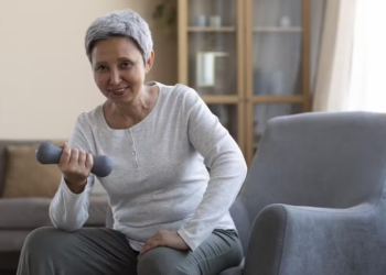 Teste simples de força pode indicar chances de viver mais entre mulheres idosas, aponta estudo; entenda