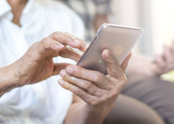 Idosos conectados: uso de smartphones cresce, mas exige atenção à saúde física