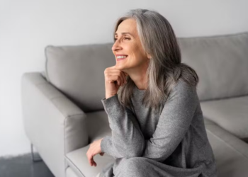 Ser solteiro entre os 40 e 50 anos pode fortalecer a independência emocional, aponta novo estudo; entenda