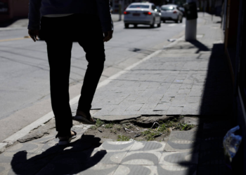 Medo de cair devido à má condição das calçadas atinge 43% dos idosos brasileiros, diz estudo