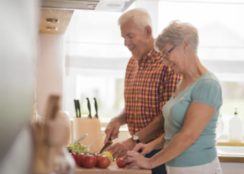 Quando procurar um geriatra? Médico explica como envelhecer com saúde