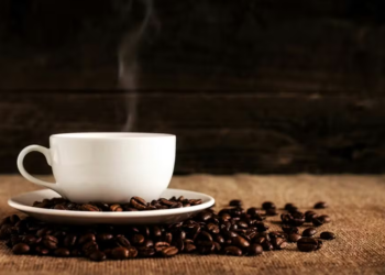 Qual a quantidade máxima de cafezinho que podemos consumir por dia? Médica responde essa e outras dúvidas