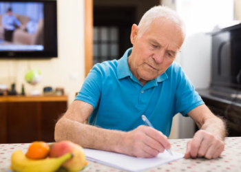 Quanto custa envelhecer? Como remédios, plano de saúde e cuidado afetam a vida financeira dos 60+