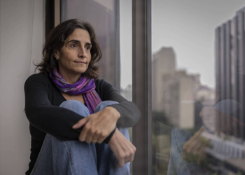 Desigualdade de gênero no trabalho amplia sobrecarga emocional das mulheres, já exaustas com tarefas de casa