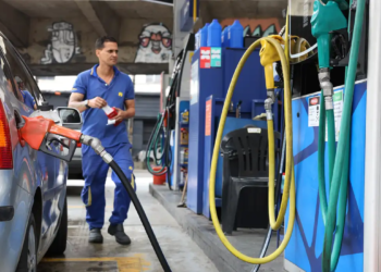 Vendas no comércio recuam 1,5% em abril, impactadas por combustíveis