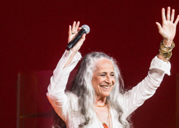 Aos 80, Maria Bethânia segue libertária e reinventora do Brasil