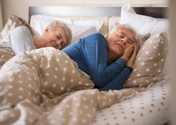 Especialistas revelaram o melhor momento para começar a se levantar da cama depois dos 60 anos