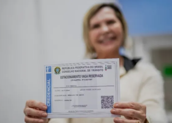 Idosos têm direito a estacionamento grátis: veja como tirar a “carteirinha”