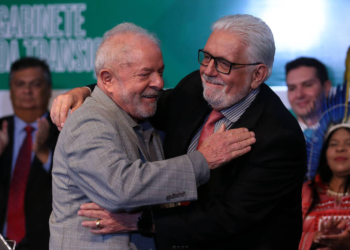 Ação da PF contra Jaques Wagner gera temor no governo e afeta discurso de Lula para campanha