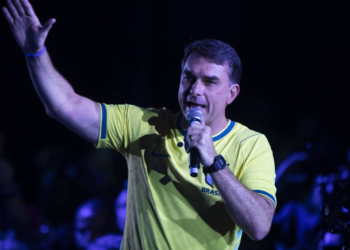 Flávio Bolsonaro parabeniza Espriella por vitória na Colômbia e diz que direita segue triunfando