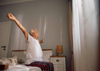 Dormir mais de nove horas reduz mobilidade de homens idosos, diz estudo