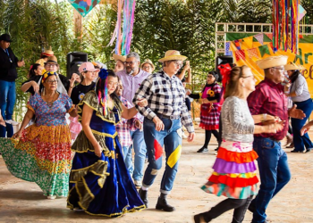 Idosos do CAI participam de festa junina na Comunidade Histórica de Capim Branco