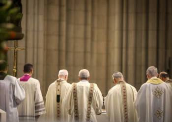 Participar de atos religiosos aumenta vínculo social e limiar da dor