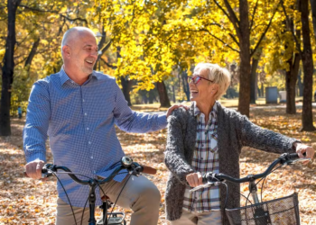 Idosos que andam de bicicleta vivem mais e preservam a independência por mais tempo, diz estudo
