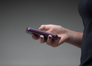 Desativar notificações e não usar celular antes de dormir ajuda a reduzir sobrecarga digital